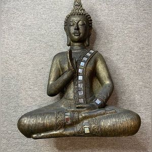 Buddha statue sitting/meditating